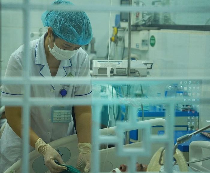 Những nữ lương y lặng lẽ đi qua đêm thâu.