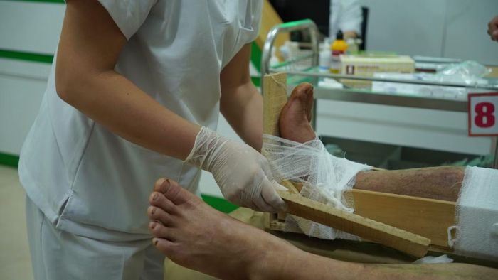 Ca chấn thương khẩn cấp được xử trí ngay trong đêm. Sự có mặt kịp thời của các nữ "chiến sĩ áo trắng" luôn là điểm tựa cho bệnh nhân lúc nguy nan.