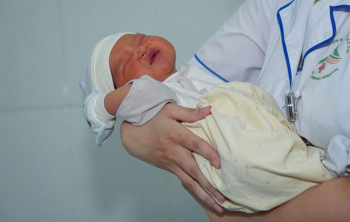 Bé sơ sinh sau hành trình đầu tiên đến với thế giới. “Mặt trời bé thơ” mang ánh sáng, niềm vui, tin yêu, hi vọng đến cho cha mẹ.