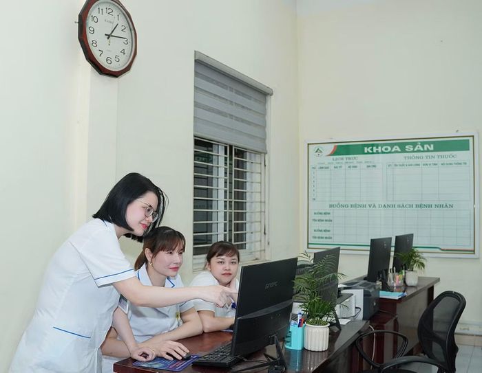 Hơn 1 giờ sáng, các nữ bác sĩ và hộ sinh Khoa Sản hội chẩn nhanh qua màn hình. Đó là trách nhiệm và niềm tự hào của những người mang sứ mệnh đón chào các sinh linh mới.