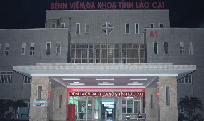 Màn đêm buông xuống, Bệnh viện Đa khoa số 2 tỉnh Lào Cai vẫn sáng đèn. Một "đêm trắng" giữ gìn bình yên cho người bệnh bắt đầu.