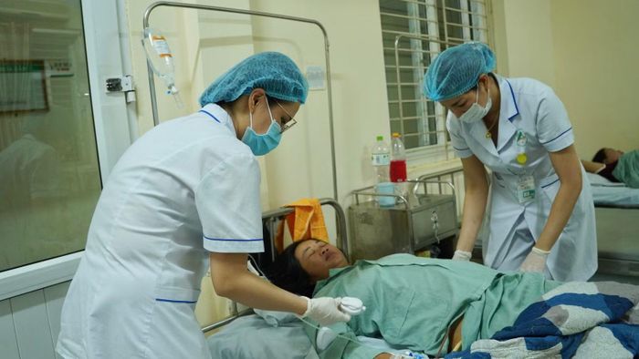 Trong ánh đèn dịu nhẹ của Khoa Sản, các nữ hộ sinh ân cần theo dõi sức khỏe cho bệnh nhân sau phẫu thuật, tiếp nối hành trình tận tụy giữ gìn sự sống.