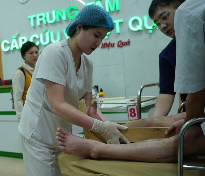 Tại Trung tâm Cấp cứu và Đột quỵ, người điều dưỡng nhẹ nhàng băng bó, chăm sóc cho bệnh nhân chấn thương, phần nào xoa dịu đi nỗi đau trên cơ thể lúc nửa đêm.