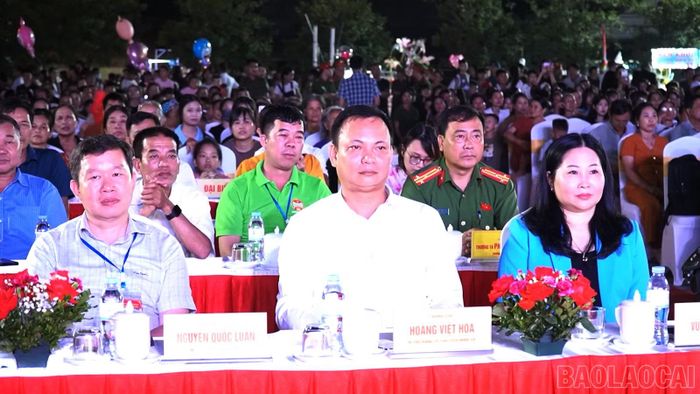 Các đại biểu cùng đông đảo người dân và du khách dự khai mạc Lễ hội Cơm mới đền Đông Cuông 2026.