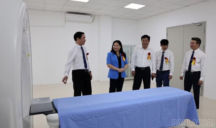 Các đồng chí lãnh đạo tỉnh, lãnh đạo địa phương và đại biểu tham quan cơ sở vật chất Trung tâm Y tế khu vực Văn Bàn.