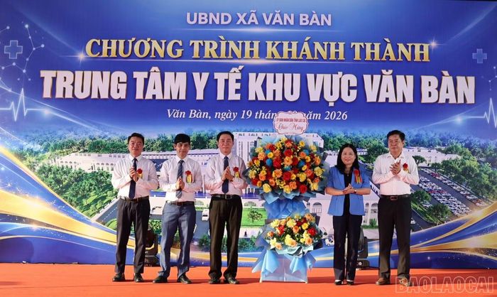 Lãnh đạo tỉnh Lào Cai tặng hoa chúc mừng Trung tâm Y tế khu vực Văn Bàn nhân dịp khánh thành công trình.