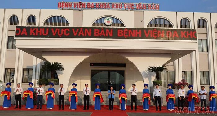 Các đồng chí lãnh đạo tỉnh, lãnh đạo địa phương và đại biểu thực hiện nghi thức cắt băng khánh thành Trung tâm Y tế khu vực Văn Bàn.