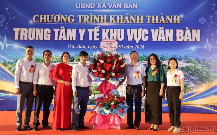 Đại diện lãnh đạo các sở, ngành tặng hoa chúc mừng Trung tâm Y tế khu vực Văn Bàn nhân dịp khánh thành công trình.