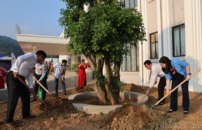 Lãnh đạo tỉnh, lãnh đạo xã Văn Bàn cùng các đại biểu trồng cây lưu niệm trong khuôn viên Trung tâm Y tế khu vực Văn Bàn.