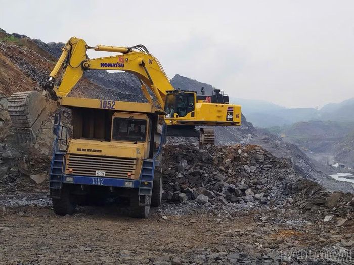 Hoạt động bốc xúc, vận chuyển quặng tại khai trường của Công ty TNHH MTV Apatit Việt Nam.