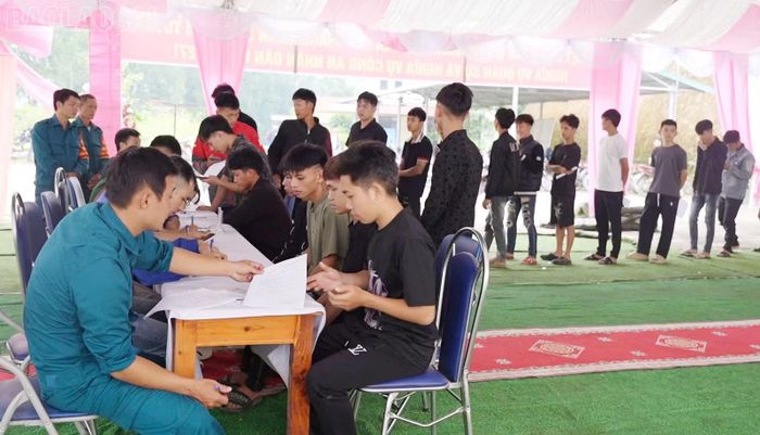 Nhờ làm tốt công tác tuyên truyền, nhiều thanh niên đi học tập, lao động xa đã trở về địa phương để khám sức khỏe sơ tuyển nghĩa vụ quân sự.