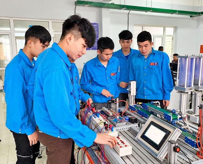 Học sinh Trường Cao đẳng Nghề Yên Bái trong giờ thực hành.