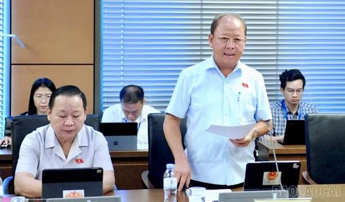 Đại biểu Sùng A Lềnh - Phó Trưởng Đoàn chuyên trách Đoàn đại biểu Quốc hội tỉnh Lào Cai góp ý dự thảo Bộ luật Tố tụng hình sự (sửa đổi).