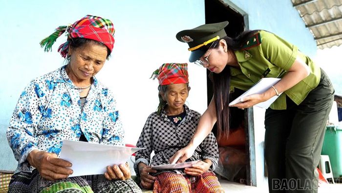 Cán bộ Hạt Kiểm lâm khu vực Nghĩa Lộ tuyên truyền về bảo vệ đa dạng sinh học.
