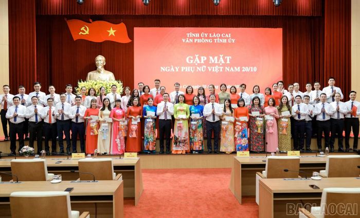 Lãnh đạo Văn phòng Tỉnh ủy tặng hoa, quà và chụp ảnh lưu niệm với cán bộ nữ nhân Ngày 20/10.