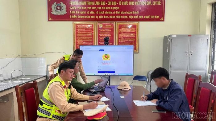 Giàng A C. tại cơ quan công an.