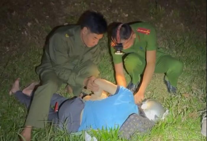 Tổ công tác Công an xã Việt Hồng phát hiện, tiếp cận người phụ nữ bị tai nạn giao thông tại nút giao IC12 Vân Hội.