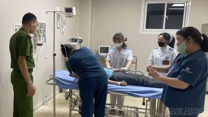 Tổ công tác Công an xã Việt Hồng đưa nạn nhân đến Bệnh viện 500 giường để cấp cứu.