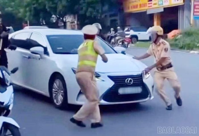 Không chấp hành hiệu lệnh, tài xế tăng ga bỏ chạy.