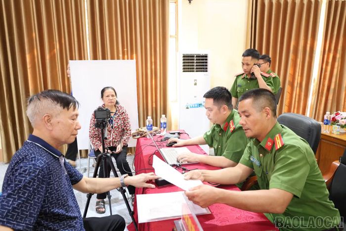 Thu nhận mẫu sinh phẩm ADN của thân nhân liệt sĩ chưa xác định được danh tính.