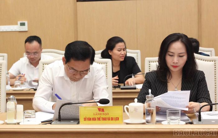Các đại biểu tham dự cuộc họp.