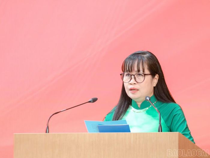 Đồng chí Đinh Minh Hà - Chủ tịch Hội Liên hiệp Phụ nữ tỉnh phát biểu tại buổi gặp mặt.