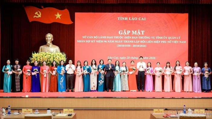 Các đồng chí Thường trực Tỉnh ủy tặng quà cho các nữ lãnh đạo thuộc diện Ban Thường vụ Tỉnh ủy quản lý.