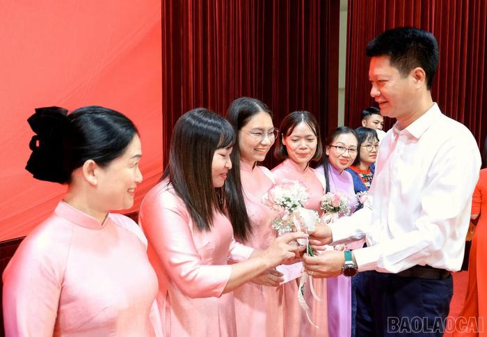 Các đồng chí Thường trực Tỉnh ủy tặng quà các nữ lãnh đạo thuộc diện Ban Thường vụ Tỉnh ủy quản lý.