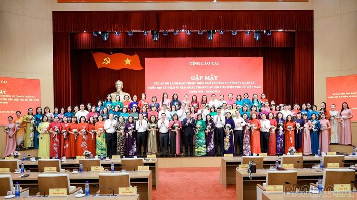 Các đồng chí Thường trực Tỉnh ủy, Thường vụ Tỉnh ủy chụp ảnh lưu niệm với các nữ lãnh đạo thuộc diện Ban Thường vụ Tỉnh ủy quản lý.