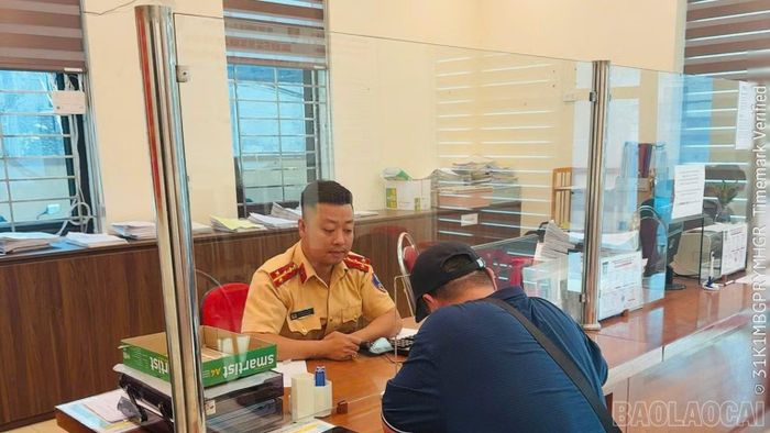 Cảnh sát giao thông xác minh, xử lý trường hợp lái xe khách không chấp hành hiệu lệnh đèn tín hiệu giao thông.