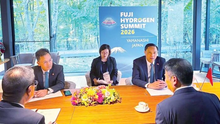 Đồng chí Hoàng Giang trao đổi với Thống đốc tỉnh Yamanashi về các nội dung hợp tác trong thời gian tới.