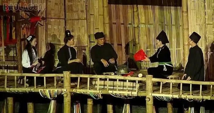 Nghệ nhân Hoàng Thị Văn (thứ hai từ phải sang) trong trích đoạn thách cưới tại chương trình nghệ thuật.