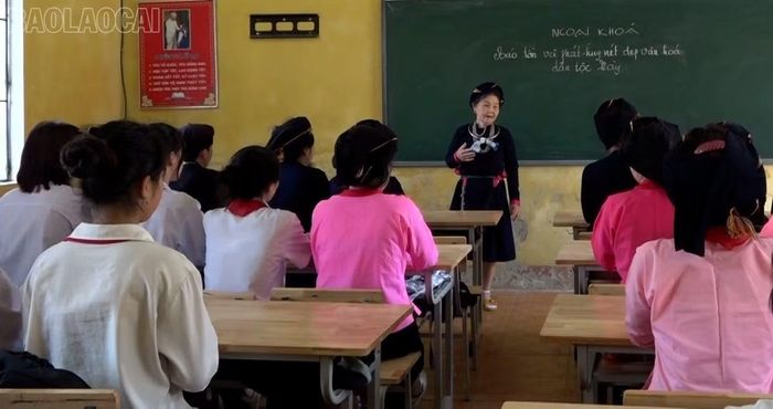 Bà Nông Thị Vẻ đến các trường học truyền dạy văn hóa Tày.
