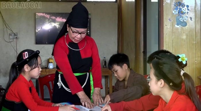 Nghệ nhân Nịnh Thị Từ nhiệt tình truyền dạy dân ca cho thế hệ trẻ.