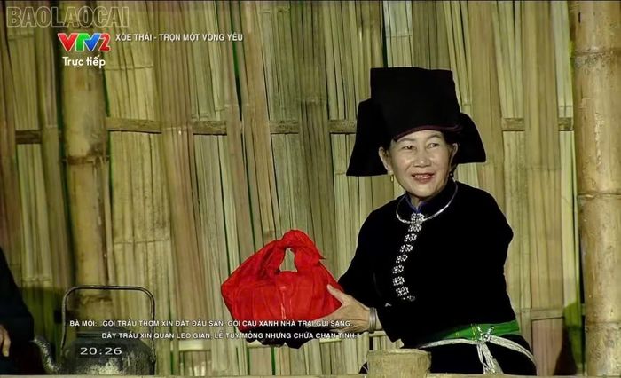 Nghệ nhân Hoàng Thị Văn trong Chương trình nghệ thuật "Xòe Thái - Trọn một vòng yêu".