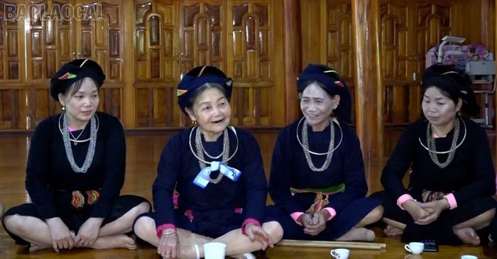 Bà Nông Thị Vẻ (thứ hai từ trái sang) cùng phụ nữ xã Lâm Thượng tích cực gìn giữ văn hóa Tày.