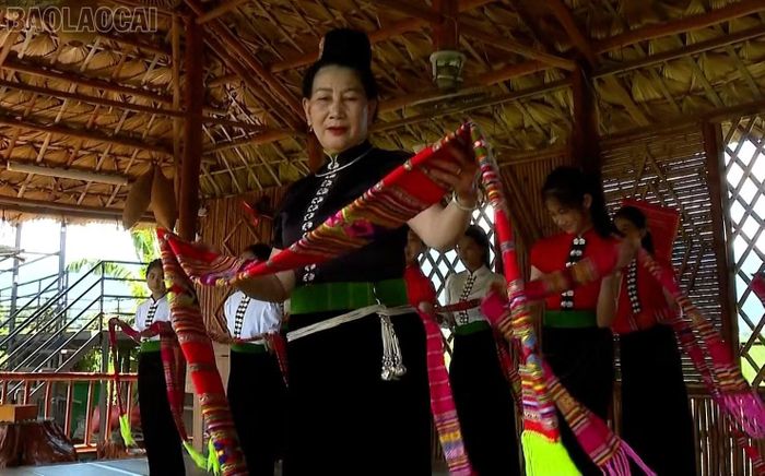 Nghệ nhân Hoàng Thị Văn mở các lớp truyền dạy văn hóa Thái cho thế hệ trẻ.