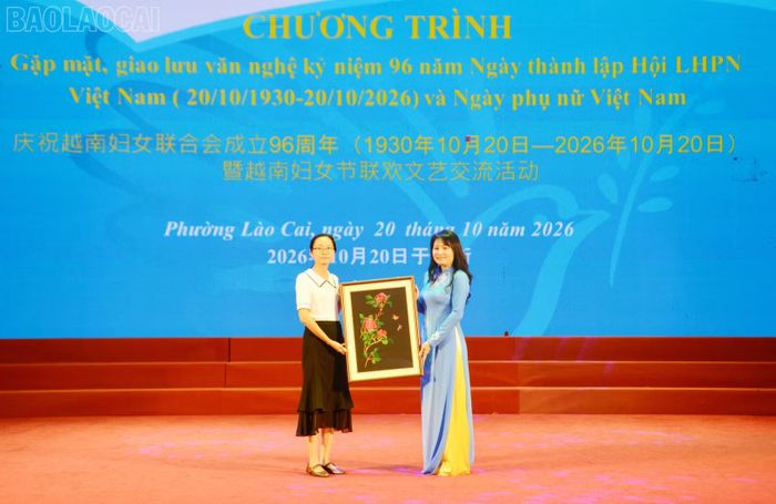 Đại diện Hội Liên hiệp Phụ nữ phường Lào Cai và Hội Liên hiệp Phụ nữ huyện Hà Khẩu trao quà lưu niệm.
