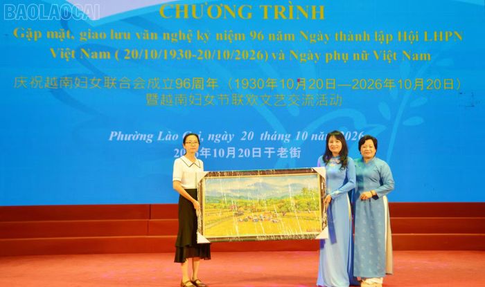 Hội Liên hiệp Phụ nữ phường Lào Cai tặng quà Hội Liên hiệp Phụ nữ huyện Hà Khẩu.