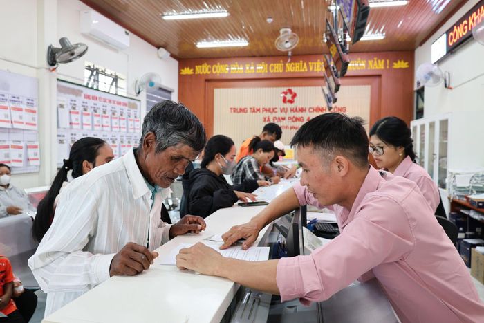 Công chức TTPVHCC xã Đam Rông 4 tận tình hỗ trợ người dân thực hiện TTHC