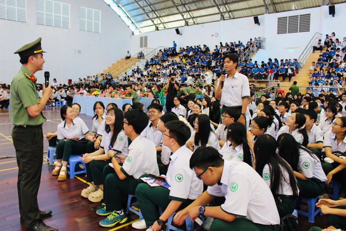 Học sinh trả lời câu hỏi của báo cáo viên trong chương trình “Không một mình”