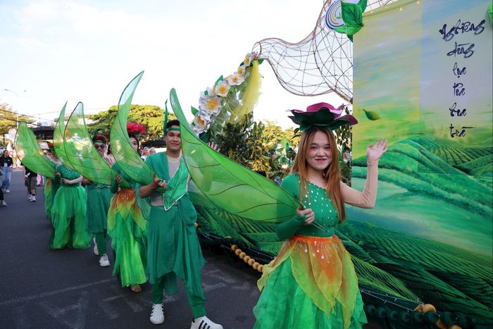 Diễu hành xe trà trong chương trình Carnaval đường phố Lễ hội Trà quốc tế 2025