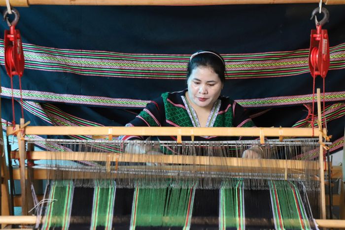 Nghề dệt thổ cẩm truyền thống góp phần gìn giữ bản sắc văn hóa và tạo sinh kế cho đồng bào các dân tộc trên cao nguyên