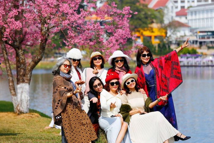 Nhiều du khách tranh thủ ghi lại khoảnh khắc đáng nhớ