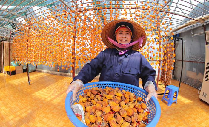Nụ cười rạng rỡ của người dân bên những mẻ hồng treo gió – nét đẹp bình dị của lao động và sản vật địa phương, góp phần tạo nên sức hấp dẫn riêng của vùng đất cao nguyên