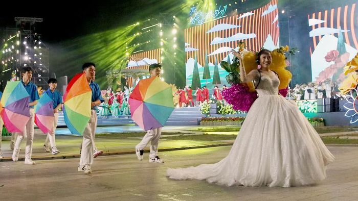 Chương trình canaval với sự tham gia trình diễn của 14 nhóm nghệ thuật