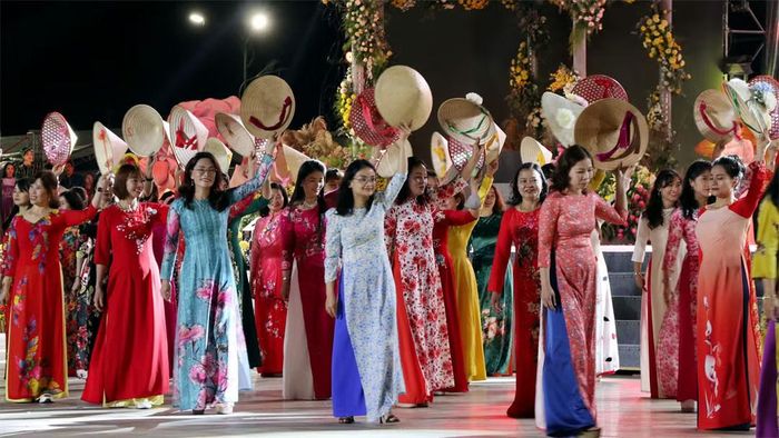 Phụ nữ xứ ngàn hoa Đà Lạt duyên dáng trong tà áo dài
