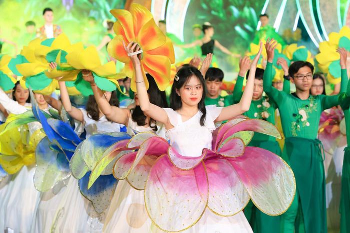 Sắc hoa rực rỡ trên sân khấu khai mạc Festival Hoa Đà Lạt qua các kỳ tổ chức. Ảnh chụp tại Lễ khai mạc Festival Hoa Đà Lạt lần thứ X, năm 2024
