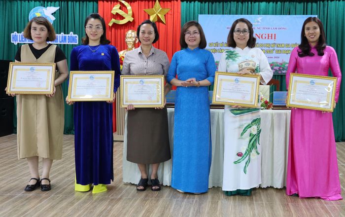 Hội LHPN tỉnh Lâm Đồng khen thưởng những tập thể có thành tích xuất sắc trong triển khai đề án "Hỗ trợ hợp tác xã do phụ nữ tham gia quản lý, tạo việc làm cho lao động nữ đến năm 2030" giai đoạn 2023 - 2026