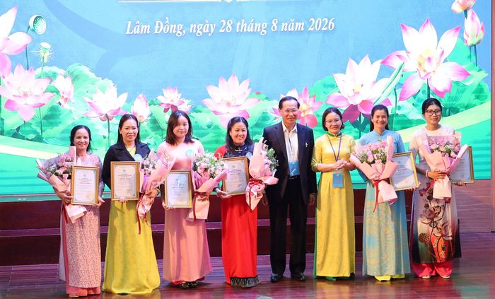 Chị Trần Thị Hoài Phương (thứ 4 bên trái), xã Thuận Hạnh đạt giải Ba cuộc thi “Phụ nữ khởi nghiệp sáng tạo - kết nối số, phát triển xanh” do Hội Liên hiệp Phụ nữ tỉnh Lâm Đồng tổ chức